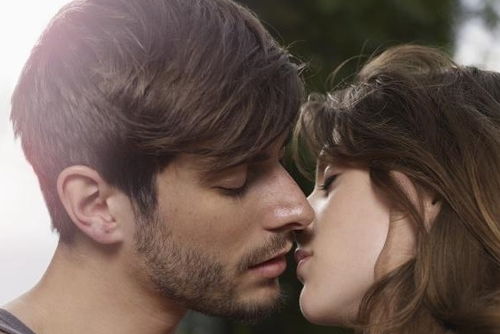 男女接吻时,把对方的嘴唇弄的很湿,这是没有技巧的体现吗
