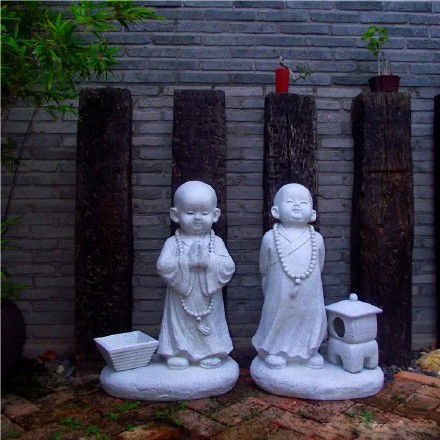 佛教寺院摆放精致石雕小和尚 禅意满满