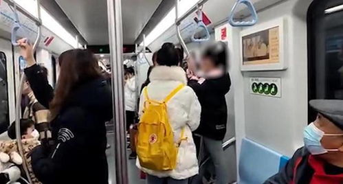 孩子站地铁座位上玩,家长无动于衷,上海大妈高能怒怼