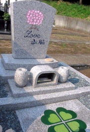 日本个性墓碑增多 有的刻樱花有的做成钢琴形状 组图 