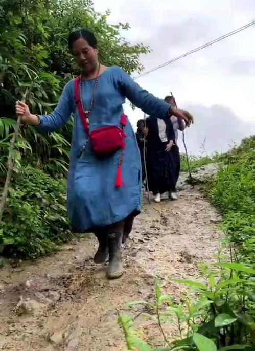 冷面女王心不冷 她在大凉山彝族聚居区找回了生存的意义