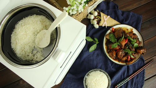 用高壓鍋煮米飯:有條件的家庭儘量用高壓鍋燜飯,因為高壓鍋內的水分和