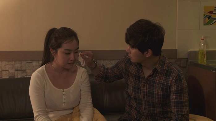 韩国电影 爱玛夫人 讲述了漂亮熟妇和年轻养马仔的故事