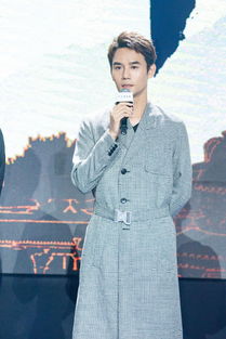 王凯温柔儒雅的男明星,马甲式的西装青春洋溢,展现成熟气质