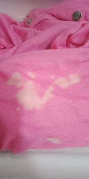 粉红色衣服新买的洗的时候不小心84漂白了一块一块的怎么弄能复原 新衣服洗白衣服漂不小心弄花了 