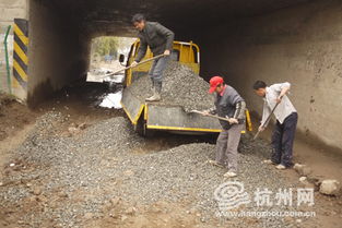 60岁大叔在泥泞里筑起一条 人行道 续 泥泞道里铺起了石子路 