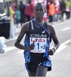 肯尼亚名将被狗绊倒 痛失日本团体马拉松赛冠军