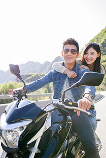 年轻情侣骑摩托车兜风 