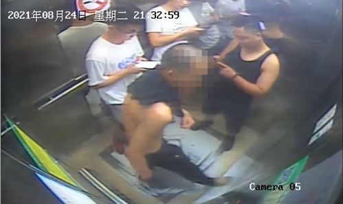 上海一醉酒男子击打电梯泄愤,导致电梯急停四人被困70分钟