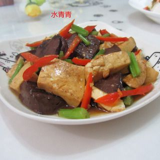 猪血煮豆腐(新鲜猪血怎么做成血豆腐)