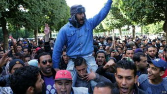 突尼斯民众抗议青年失业率高企 与警察发生冲突 