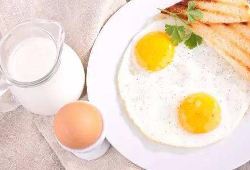 牛奶和鸡蛋可以同时吃吗，早饭时牛奶和鸡蛋可以一起食用吗
