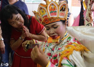 印尼一名女子被认为是女菩萨的转世化身,当地民众庆祝观音菩萨 