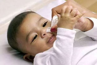 天冷了,很多宝宝都有打喷嚏 鼻塞的状况,注意警惕肺炎