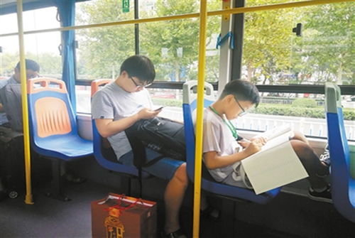 公交车上写作业的小学生,被大妈 逼 让座,好成绩不是抄出来的