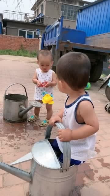 家里两个孩子都喜欢玩水,一个直接坐了进去,这是自己生的一定要忍住 