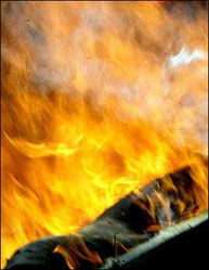 伊朗清真寺大火59死250伤 煤油取暖炉引发火灾 