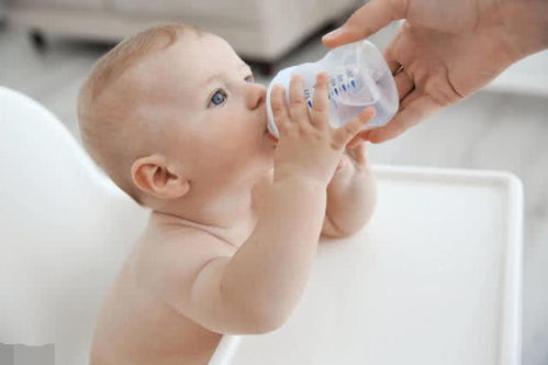 满月宝宝奶粉喂养指导 不要频繁更换奶粉 