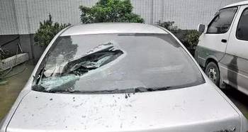 车主爱车遭窃,车窗整个被敲毁,只因说了一个字,保险公司 不赔