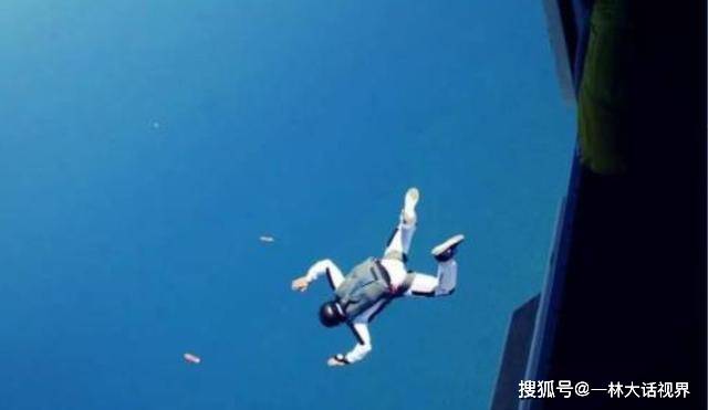 有人认为不带降落伞从飞机上跳入海中也不会死,你觉得靠谱吗