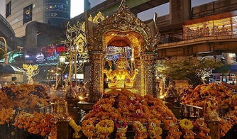 曼谷经典一日游 美功铁道市场 丹嫩水上市场 大皇宫玉佛寺 诗丽吉博物馆 KINGPOWDER 四面佛 中文导游 可选芒果糯米饭 手滑电动船