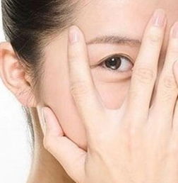眼皮跳是什么原因迷信说法 警惕身体的信号 7丽女性网 