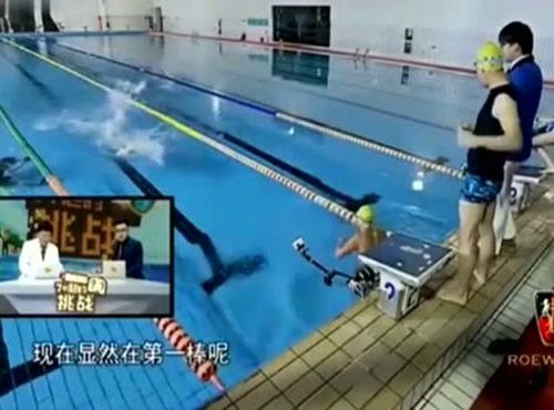 阮经天参加游泳比赛,没料到对手竟是专业选手,太帅了 