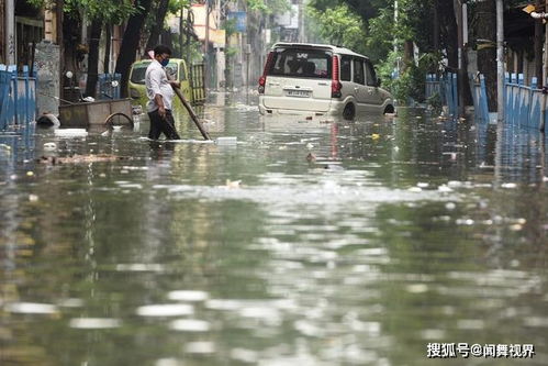 印度洪水泛滥,超360万人受灾66人死亡,村民靠木船出行