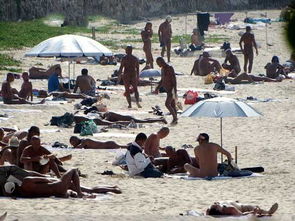 海南三亚裸晒被禁止 沙滩又见换内裤 