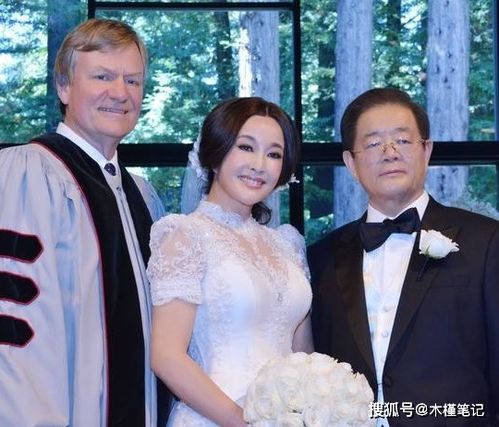 刘晓庆富豪老公罕见露面,相差十岁对比明显,同框宛如隔代人