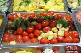 武汉高校食堂推水果菜 西瓜炒肉丝 圣女果炒香蕉