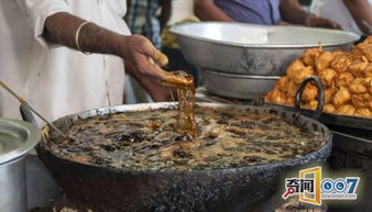 印度厨师徒手在200度高温油锅中炸鱼,手不会疼吗 