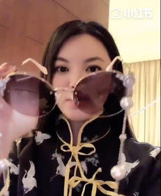 李湘戴的墨镜上挂满了珍珠,网友吐槽说她像算命先生 