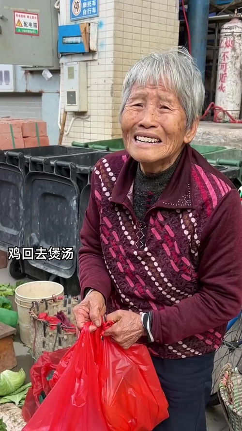 小市场里的大善良,最后还把东西分给了大家 