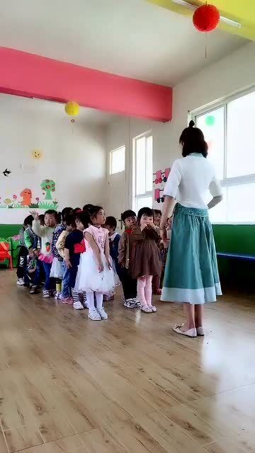 幼儿园身材最好的幼师,教小朋友跳舞的样子,简直妙不可言 