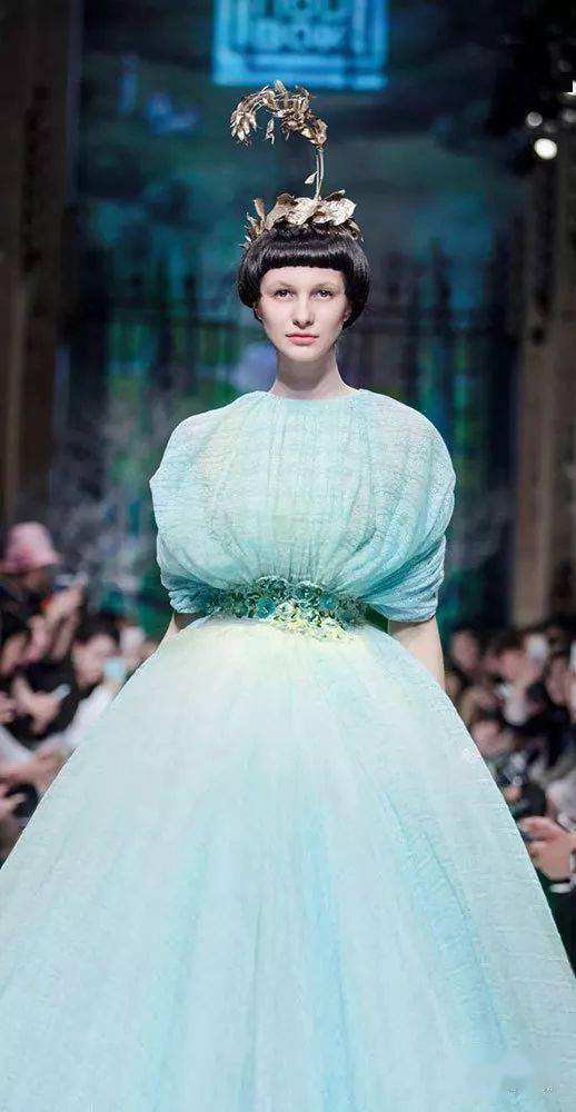 哈密绣娘热娜古丽又出新作 年底将亮相米兰 巴黎国际时装周