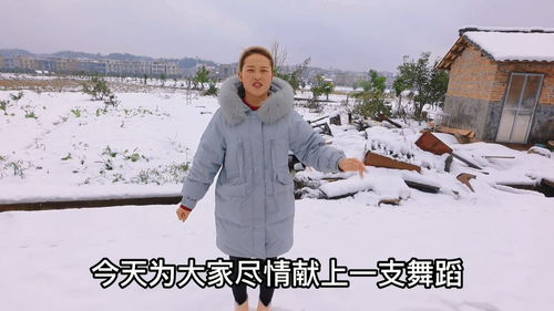 湖南女婿逃脱不了铲雪的命运,在外帮丈母娘铲雪,回家还是要铲雪 