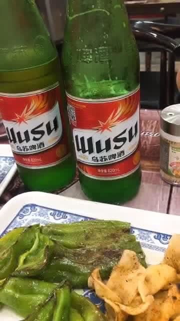来到新疆了喝点本地啤酒 