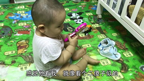 宝宝能自己穿脱鞋啦,还能用小凳垫脚爬高,嫌弃的看着爸爸忽悠他 
