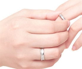 女人戒指带左手中指怎么说,女人左手中指戴戒指 这有什么含义