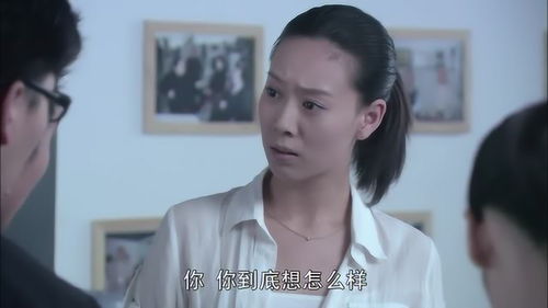 美女在同事面前跟老板顶嘴,让老板很没面子啊 