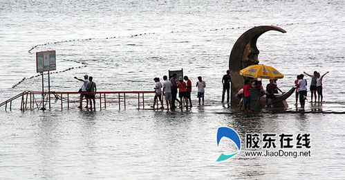 海水淹没 月亮老人 外地游客冒险拍照