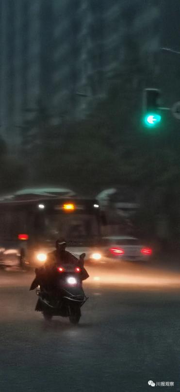 现场视频 成都今晨暴雨,天色暗如黑夜 雨一直下,9市州出行注意