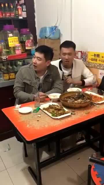 哥俩去饭馆吃饭对饭菜非常不满意,把服务员气坏了,然后这样做了 