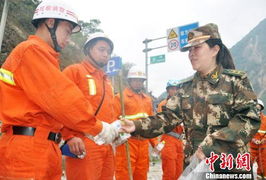 芦山地震灾区前线运送兵员的消防女中校 