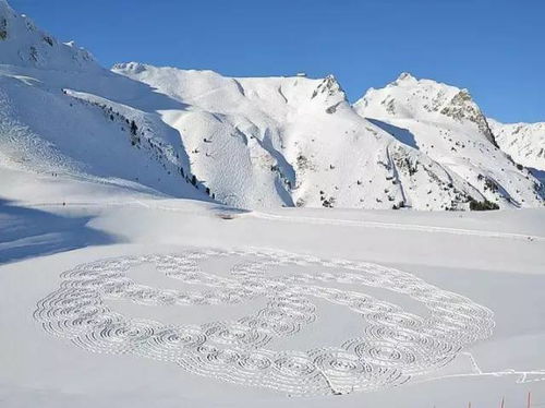 惊呆了 艺术家雪地里双脚走出来的艺术