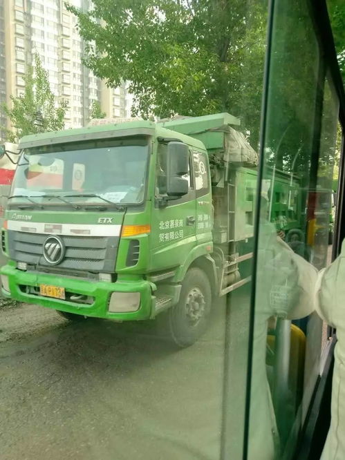 身边 东坝本就不宽的路上又来了很多大车...