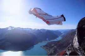 挪威男子着飞行衣创壮举 百公里高速跨大峡谷 