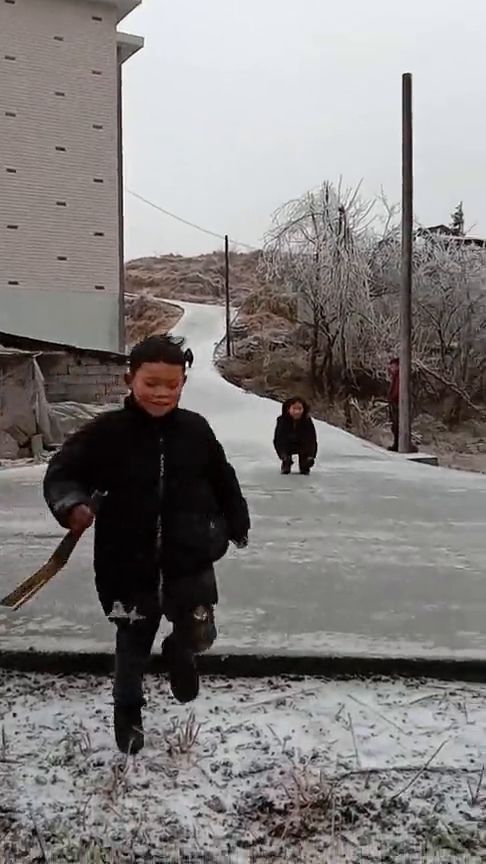 小孩从坡上滑下来 狗子好像吓了一跳 