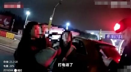 3名女学生和3名陌生男人在车里,民警调查后 发现事情果然不简单